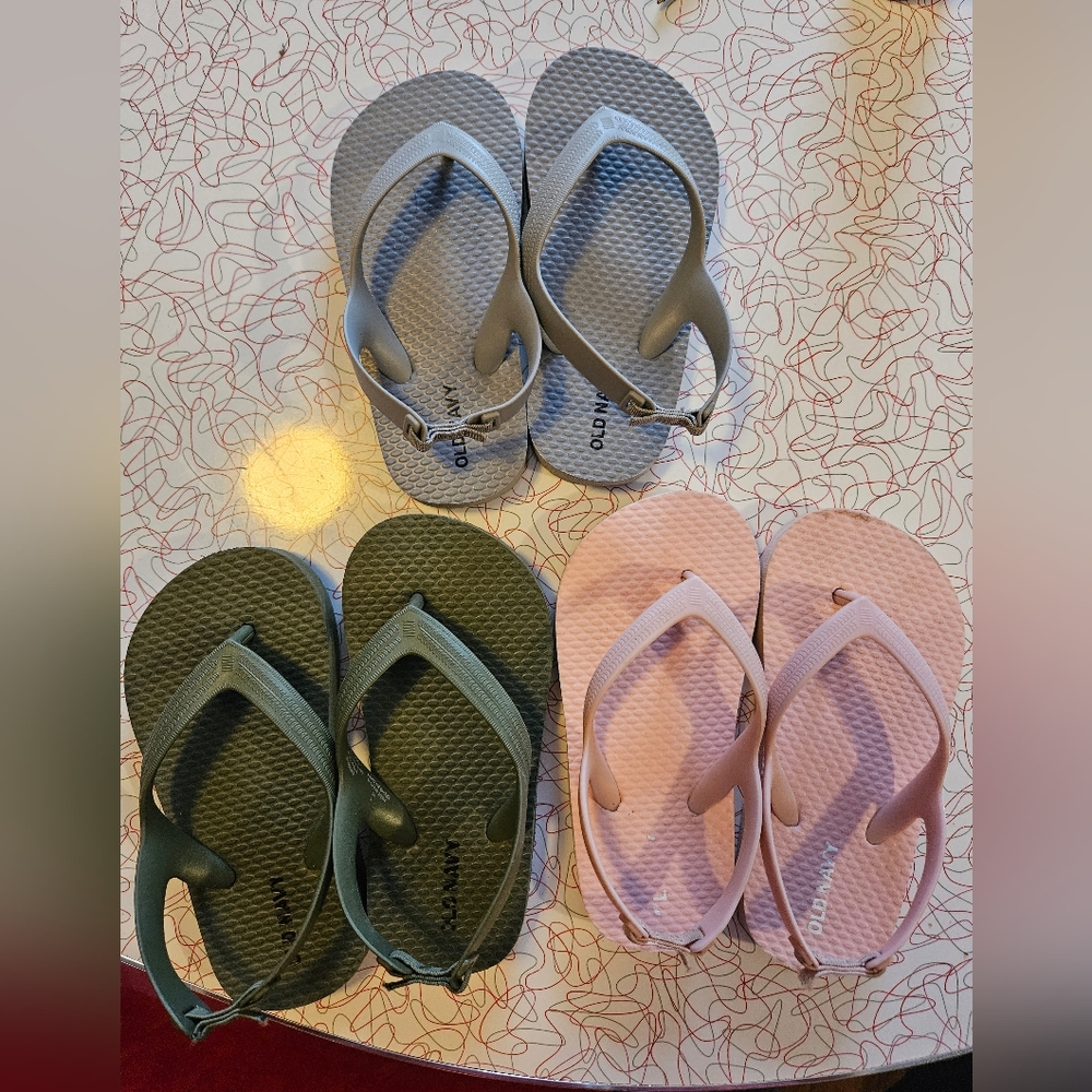 Toddler Girls Old Navy flip flops size 8